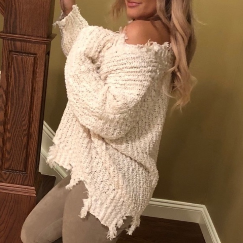 🌺 1 Left Small 🌺Ivory Frayed Relaxed Fit Sweater - Picture 2 of 4
